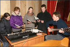 Jaunųjų parapijos giesmininkų repeticija. Klaudijaus Driskiaus fotografija