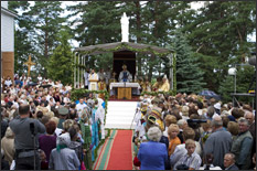 Šv. Mišios šventoriuje Žolinės atlaidų metu, pagrindinė diena.  Klaudijaus Driskiaus fotografija